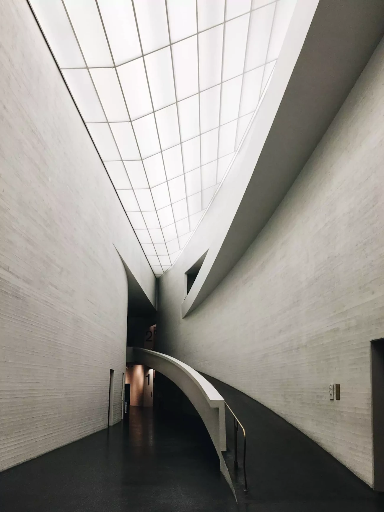 Una rampa al llarg d'una paret corba al Museu Kiasma, Hèlsinki, Finlàndia